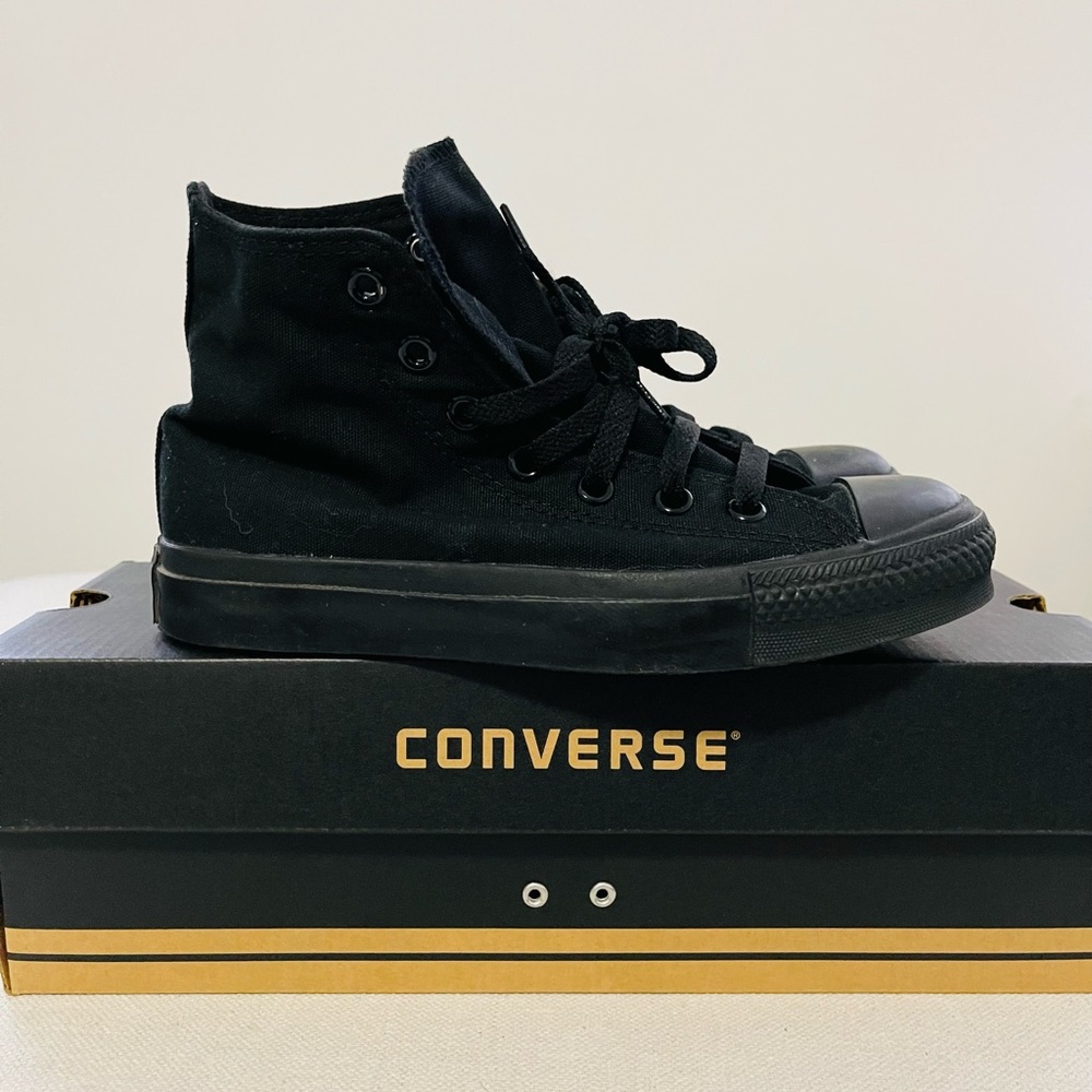 Converse Boys 4 women’s 6 great condition